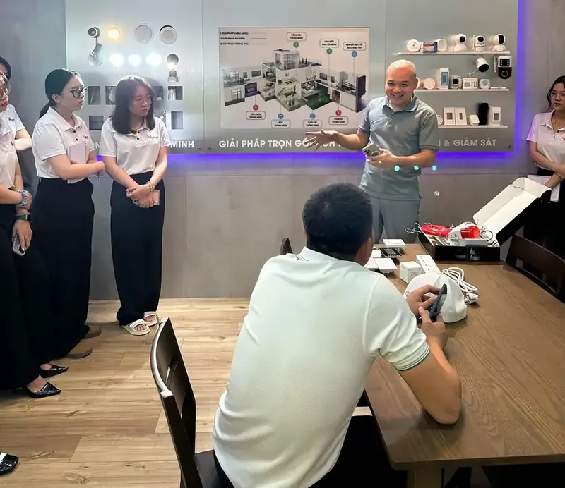 CEO Hân Nguyễn đào tạo tư vấn viên đối tác tại khu trưng bày 8MATTER