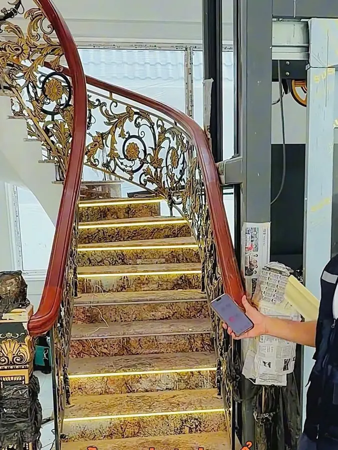 Đèn cầu thang tự động