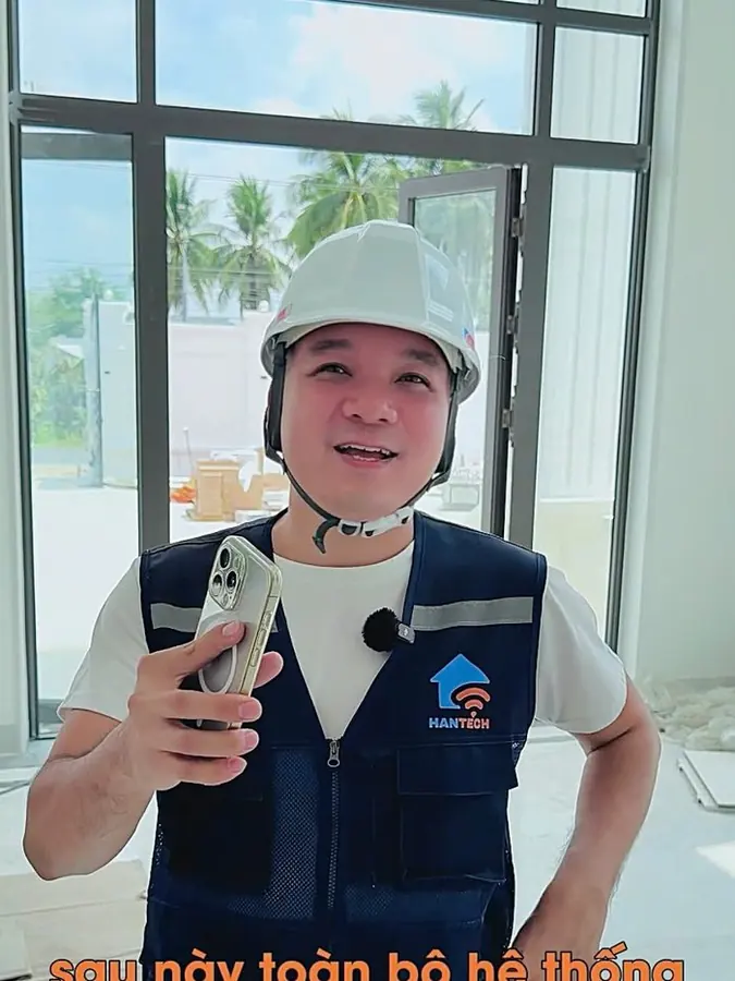 CEO Hân Nguyễn đội mũ bảo hộ tại công trình đang thi công