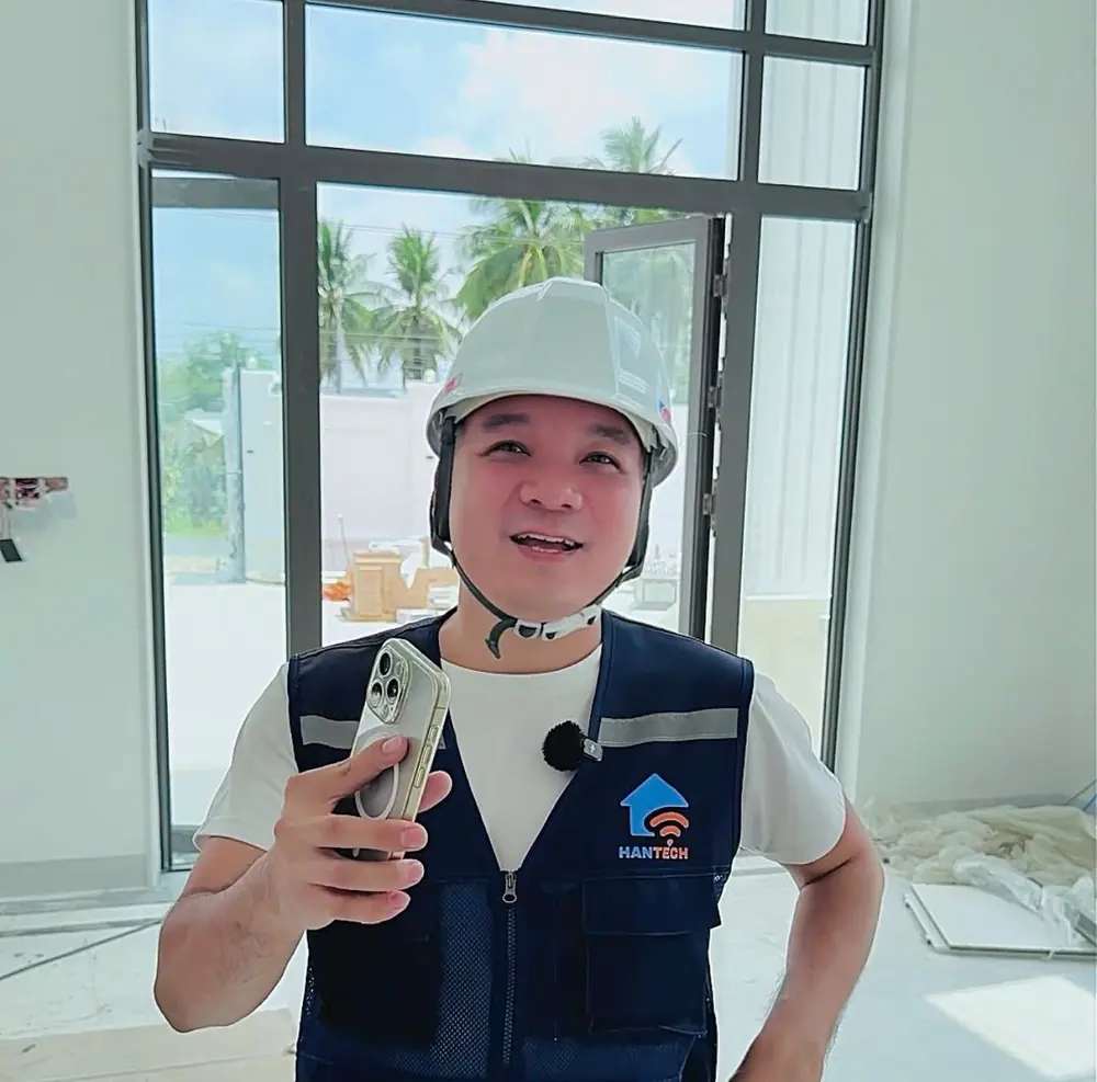 CEO Hân Nguyễn tự khảo sát công trình