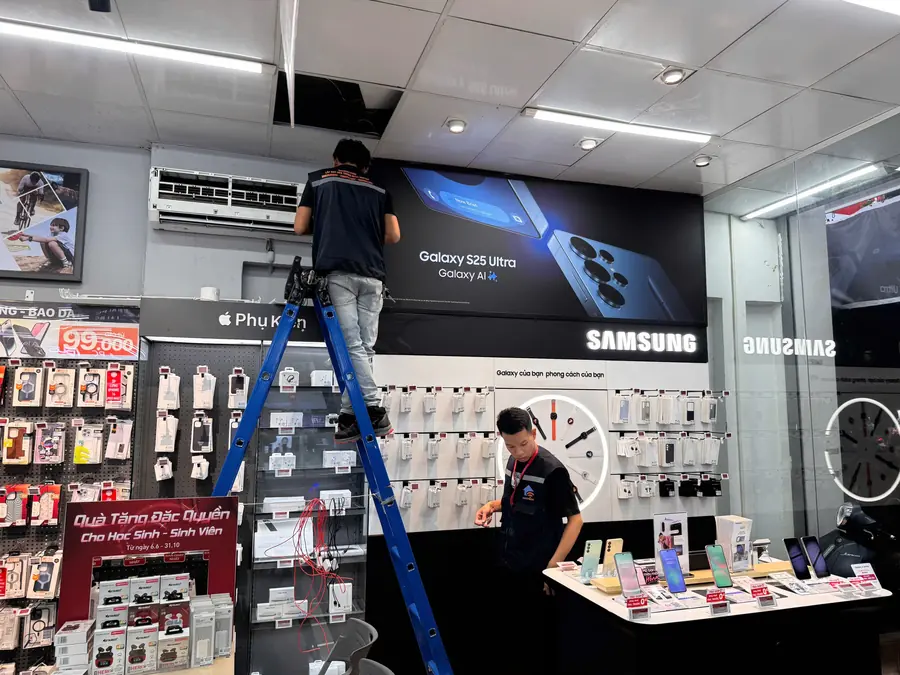 Đội kỹ thuật HANTECH thi công tại cửa hàng CellphoneS
