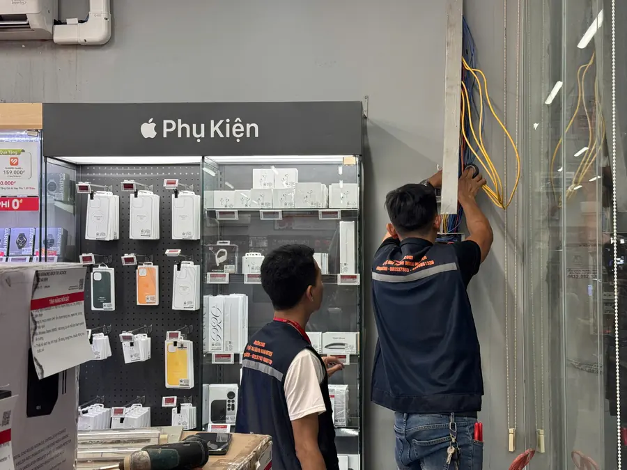 Đội kỹ thuật HANTECH thi công tại cửa hàng CellphoneS