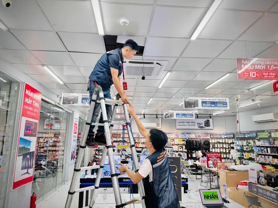 Đội kỹ thuật HANTECH thi công tại cửa hàng CellphoneS