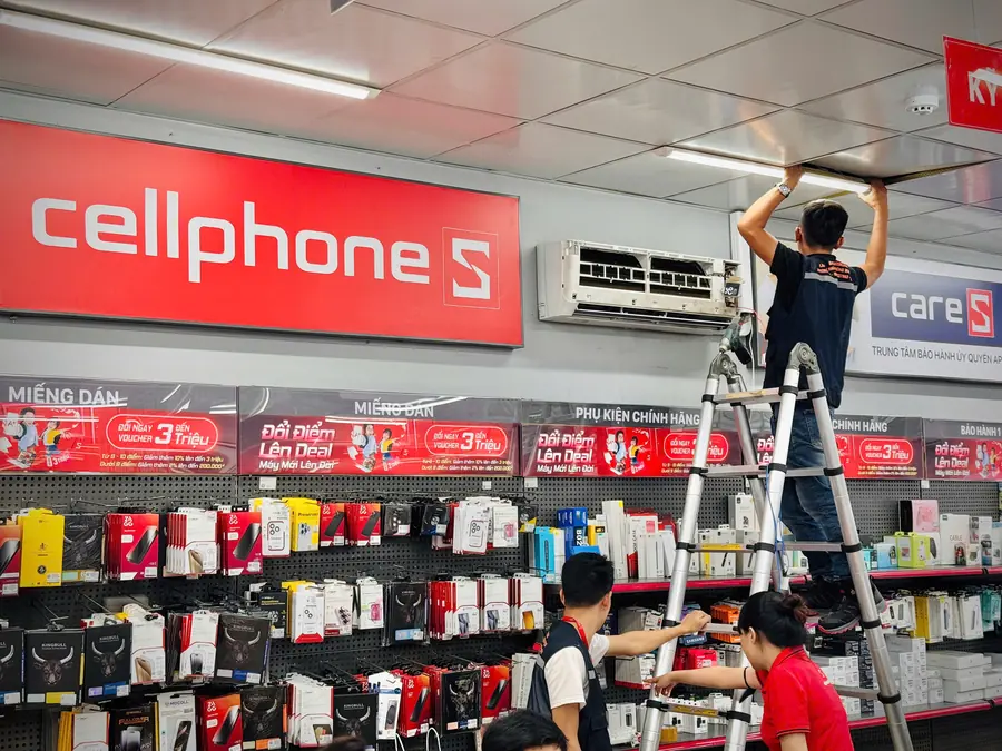 Đội kỹ thuật HANTECH thi công tại cửa hàng CellphoneS