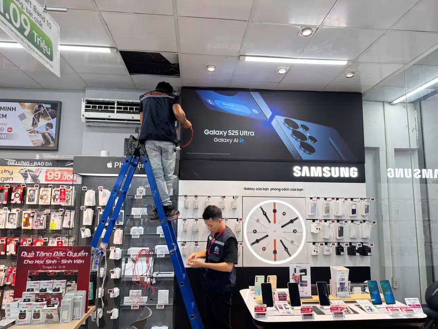 Đội kỹ thuật HANTECH thi công tại cửa hàng CellphoneS
