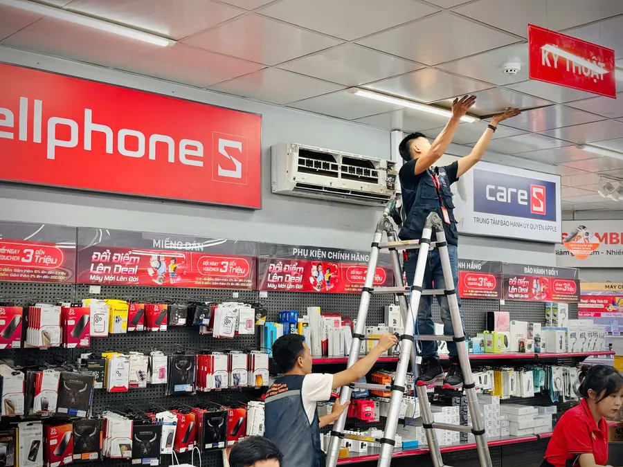 Đội kỹ thuật HANTECH thi công tại cửa hàng CellphoneS