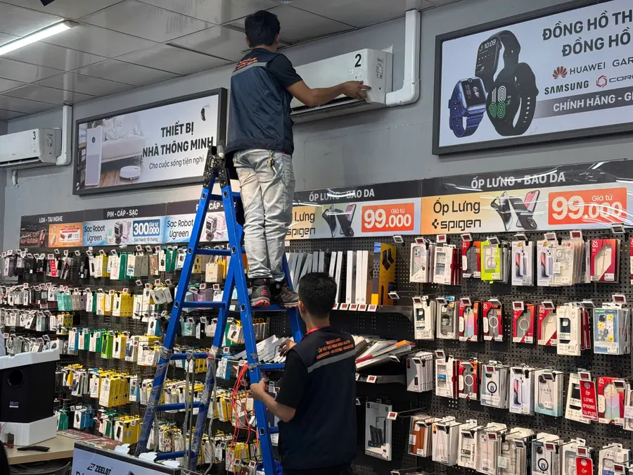 Đội kỹ thuật HANTECH thi công tại cửa hàng CellphoneS