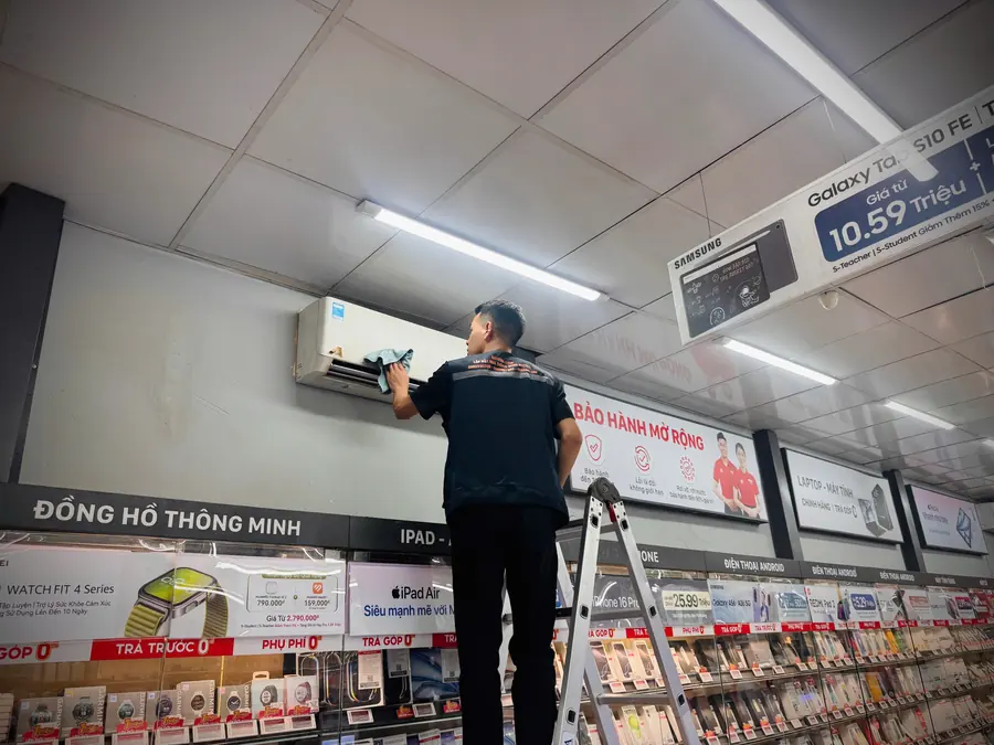 Đội kỹ thuật HANTECH thi công tại cửa hàng CellphoneS