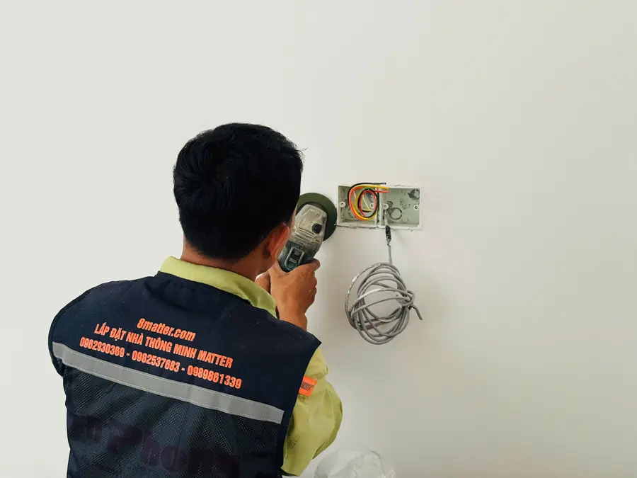Khoan lắp thiết bị — nhà đang ở