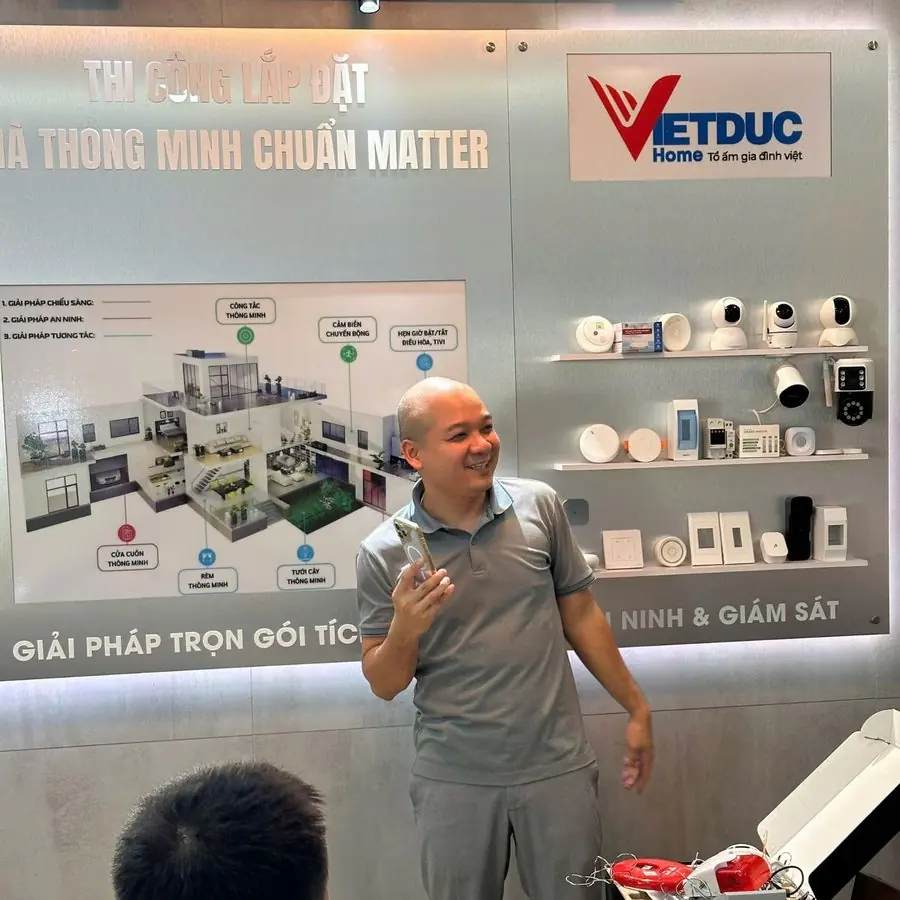 Demo thiết bị cho khách tại showroom
